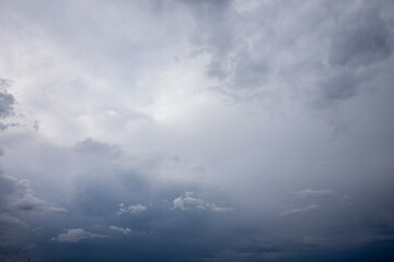 Obraz premium The background texture and dramatic sky with low clouds
