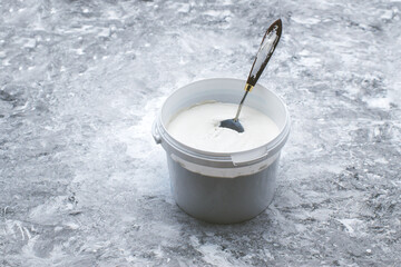 White putty, putty knives and spatulas