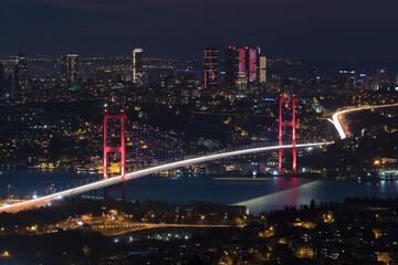 Obraz premium Istanbul at night, with the Bosphorus bridge that unites Europe and Asia.