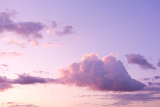 Mây tím mềm trên nền trời hoàng hôn tạo nên một khung cảnh đầy màu sắc và thơ mộng đúng không nào? Giờ đây, bạn đã có thể chứng kiến vẻ đẹp này ở bất cứ đâu, bất cứ lúc nào, thỏa sức ngắm nhìn và lưu giữ lại những khoảnh khắc tuyệt vời nhất trong cuộc sống.