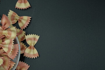 Pasta tricolor farfale en un bol italia slow food