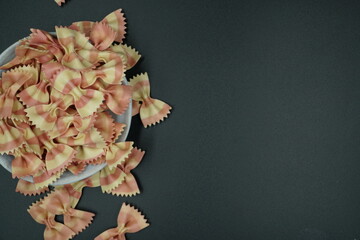 Pasta tricolor farfale italia slow food kilometro cero, espaguetis