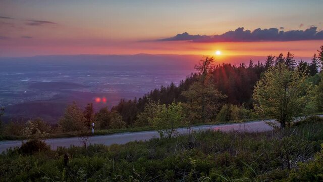 Sonnenuntergang im Zeitraffer auf dem Hochblauen in S&uuml;dbaden im Markgr&auml;flerland bei Schliengen und Kandern mit Blick zu den Vogesen in Frankreich