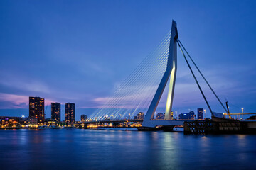 Erasmusbrug (Erasmusbrug) en de skyline van Rotterdam & 39 s nachts verlicht. Rotterdam, Nederland