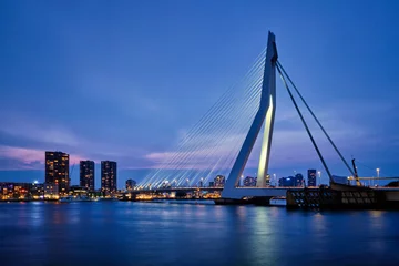 Photo sur Plexiglas Pont Érasme Pont Erasmus (Erasmusbrug) et toits de Rotterdam illuminés la nuit. Rotterdam, Pays-Bas