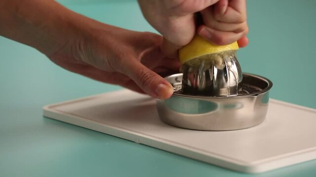 Adding honey to a jar, adding lemon juice and stiring lemonade