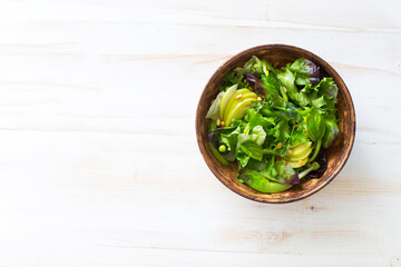 Mix salad leaves, green peas and green apples in a bowl