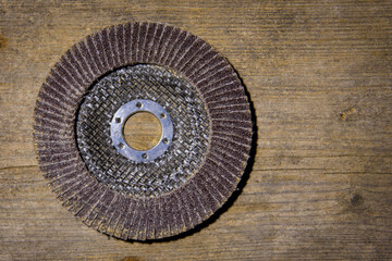 Rust cleaning tools on a wooden board.