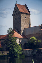 Stadtmauer in einer wunderschönen Altstadt mit Turm und See