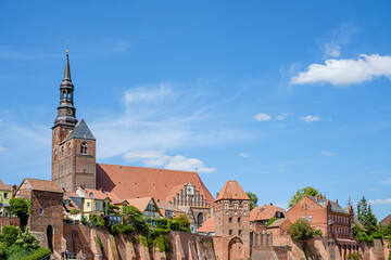 Fototapeta premium Panorama mit Stadthäusern und der Stephanskirche in Tangermünde