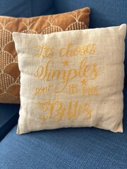 coussin avec une citation brodée dessus