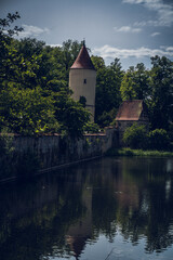 Fototapeta na wymiar Stadtmauer in einer wunderschönen Altstadt mit Turm und See
