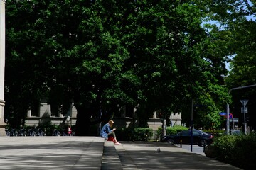 Kobieta czyta książkę na ulice © Ambasada Studio