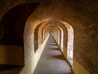 Obraz premium An arcaded passage inside the Bhulbhulaiya labyrinth in Lucknow
