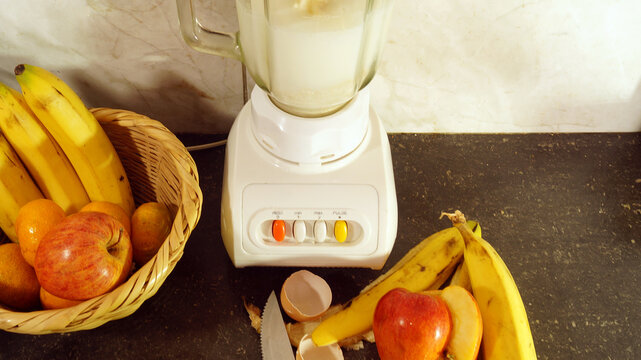 Frutas para hacer un batido en licuadora. Gente sana
