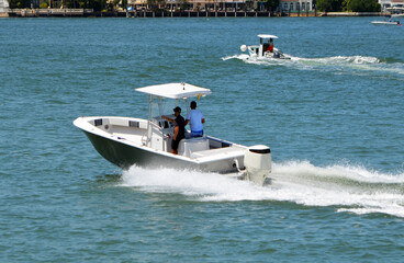 Obraz premium Open fishing boat with canopied center console on the Florida Intra-Coastal Waterway.