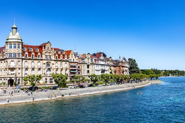 Fototapeta na wymiar Luxeriöse Immobilien am See - Konstanz am Bodensee