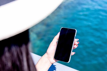 Frau mit Handy am See