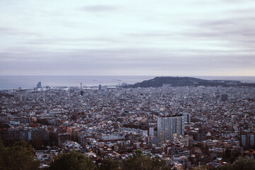 Fototapeta na wymiar La ciudad de Barcelona vista desde los Búnkers, en el Turó de la Rovira. 
