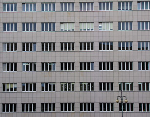 Fasada budynku z oknami w Katowicach, dawny wydział filologii Uniwersytetu Śląskiego
