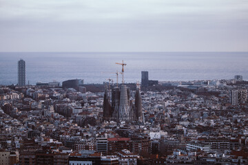 La Sagrada Familia, en la ciudad de Barcelona, vista desde los Búnkers, en el Turó de la Rovira. 