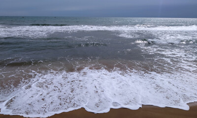 Море штормит на берегу песчаного пляжа Феодосии у эллинов на черноморской набережной 