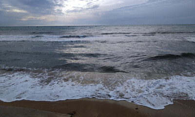 Море штормит на берегу песчаного пляжа Феодосии у эллинов на черноморской набережной 