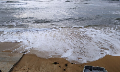 Море штормит на берегу песчаного пляжа Феодосии у эллинов на черноморской набережной 