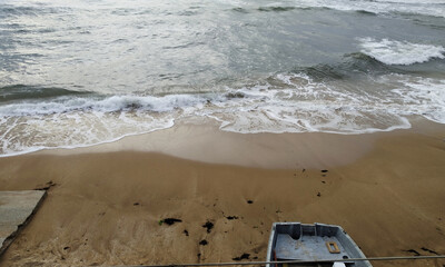 Море штормит на берегу песчаного пляжа Феодосии у эллинов на черноморской набережной 