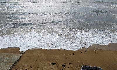 Море штормит на берегу песчаного пляжа Феодосии у эллинов на черноморской набережной 