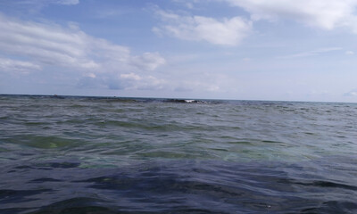 Море штормит на берегу песчаного пляжа Феодосии у эллинов на черноморской набережной 