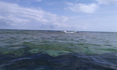 Море штормит на берегу песчаного пляжа Феодосии у эллинов на черноморской набережной 