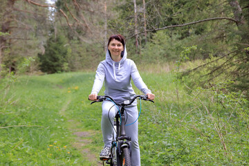 Fototapeta na wymiar sporty woman on a bicycle