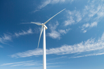 molino de viento en cielo azul generando electricidad