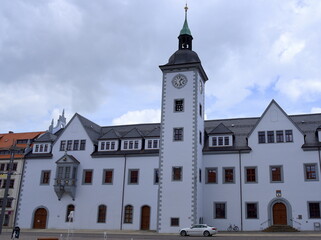 Rathaus am Obermarkt mit Uhrturm und verziertem Erker
