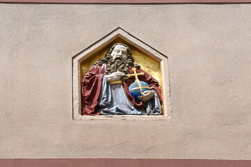 Christliches Relief in der Freiberger Altstadt