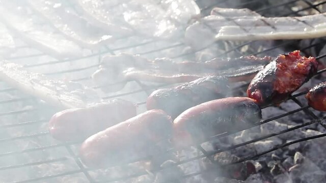 Barbacoa de chorizo en parrilla sobre el fuego.