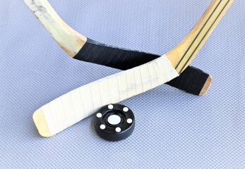 hockey inline disco e stecche su fondo grigio