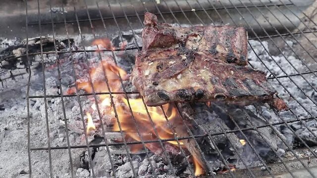 Costilla en la parrilla con fuego debajo de la parrilla
