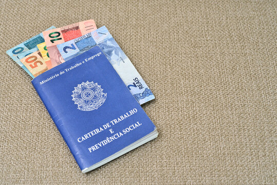 Carteira de Trabalho e Previd&ecirc;ncia Social e notas de Reais brasileiros 