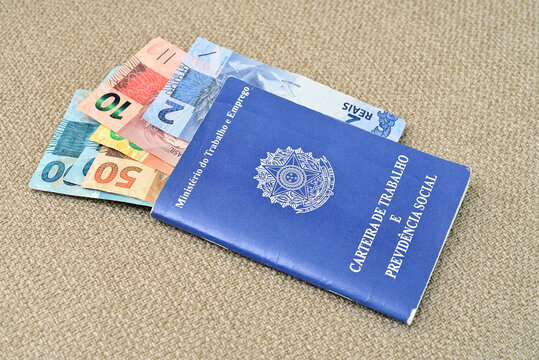Carteira de Trabalho e Previd&ecirc;ncia Social e notas de Reais brasileiros 
