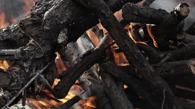 Le&ntilde;a o madera quemandose  para una barbacoa