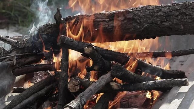 Le&ntilde;a o madera quemandose  para una barbacoa