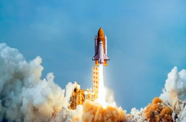 Fototapeten Raumschiff hebt in den Himmel ab. Rakete startet in den Weltraum. Konzept „Elemente eingerichtet von der NASA“ © blackdiamond67