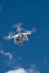 drone volando visto desde tierra