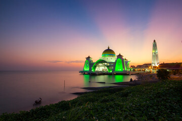 Obraz premium Beautiful Straits Mosque of Malacca during sunset.