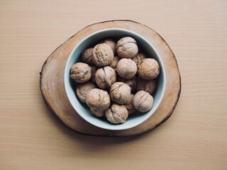도자기 그릇에 담긴 유기농 호두 
