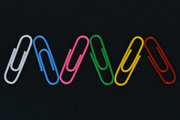 カラーペーパークリップ　背景黒