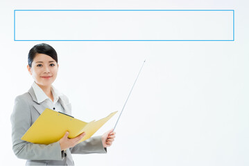 指示棒とバインダーをもってプレゼンするスーツの女性(背景用)