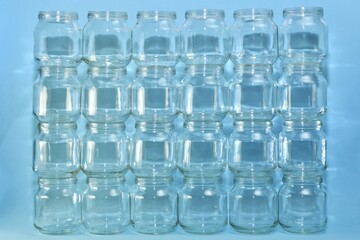 The background is from the built wall, table in four floors, six columns, of transparent small cans.